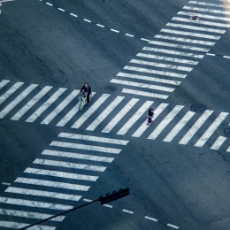 Crossing crossings. Photo by AP-Berlin at Pixabay.