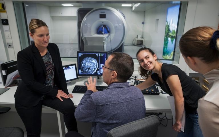 Forskare diskuterar en fmri-bild av hjärnan. Foto: Jens Olof Lasthein