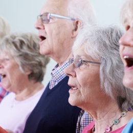 Äldre personer som sjunger i kör. Foto: GettyImages