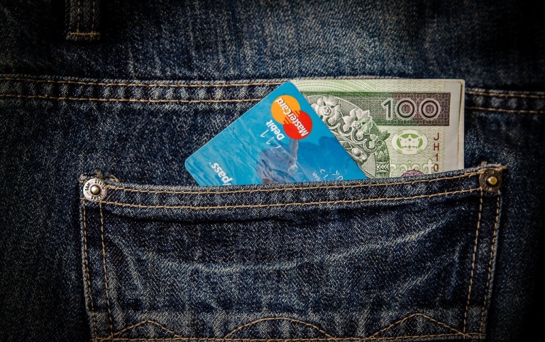 Sedel och betalkort i jeansficka. Foto: Michal Jarmoluk från Pixabay.
