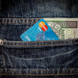 Credit card and banknote in a jeans pocket. Photo: Michal Jarmoluk from Pixabay.