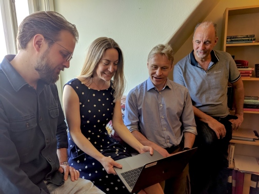 Jakob, Karin, Per och Björn med laptop